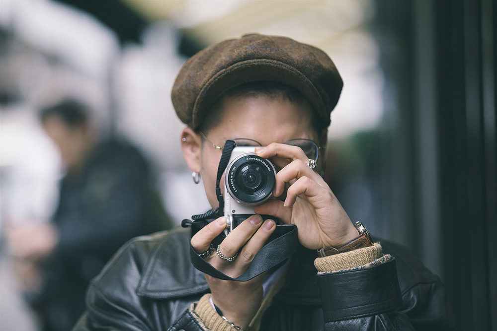Un hombre está tomando una fotografía con una cámara.