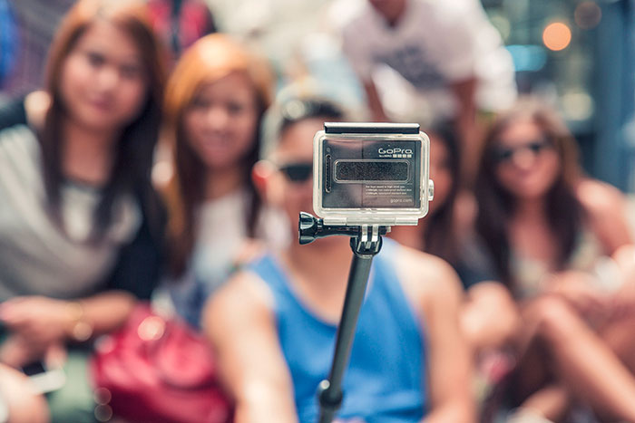 Un grupo de personas está tomando fotografías con una cámara gopro.